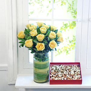 Yellow roses vase 