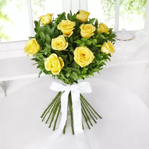 Bouquet of 10 Yellow Roses to Kakinada